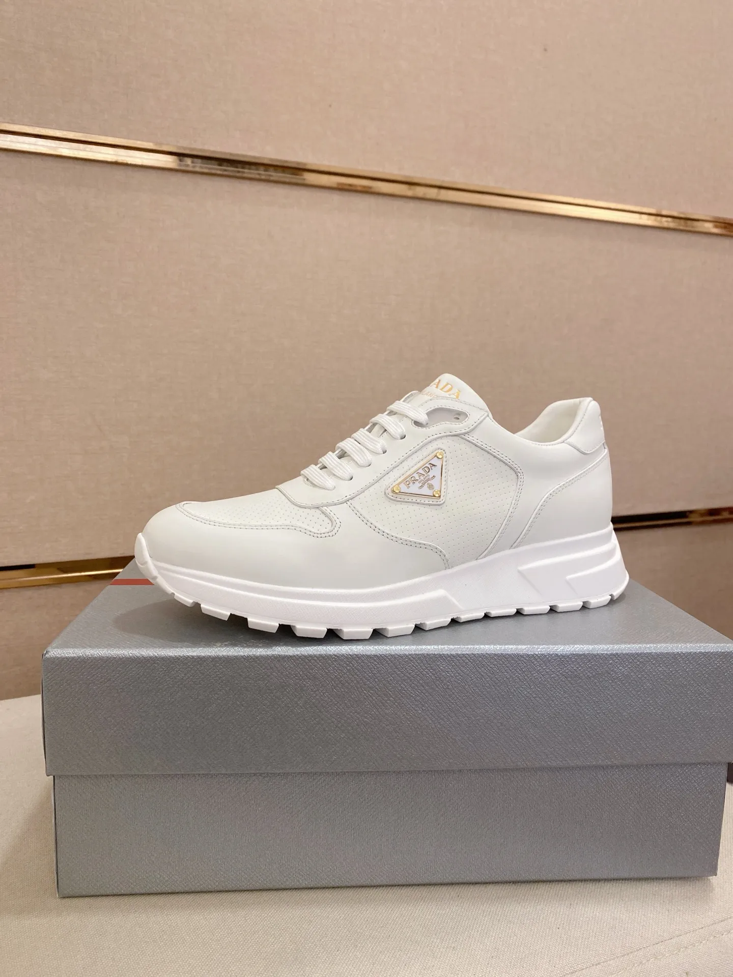 Men's shoes 💰 580💰 ✔️✔️✔️High-quality new PRADA counters are launched at the same time. The new men's shoes and 😘fabrics are selected from imported first-layer cowhide and are made by pure handcrafts. Lining: Full cowhide lining. 👍🏿 High-end ☄️ air-cushion molded anti-slip rubber outsole, exquisite lines, simple and elegant, comfortable and high-end for leisure travel. Code number: 38 to 44 (45 can be customized and cannot be returned or exchanged)